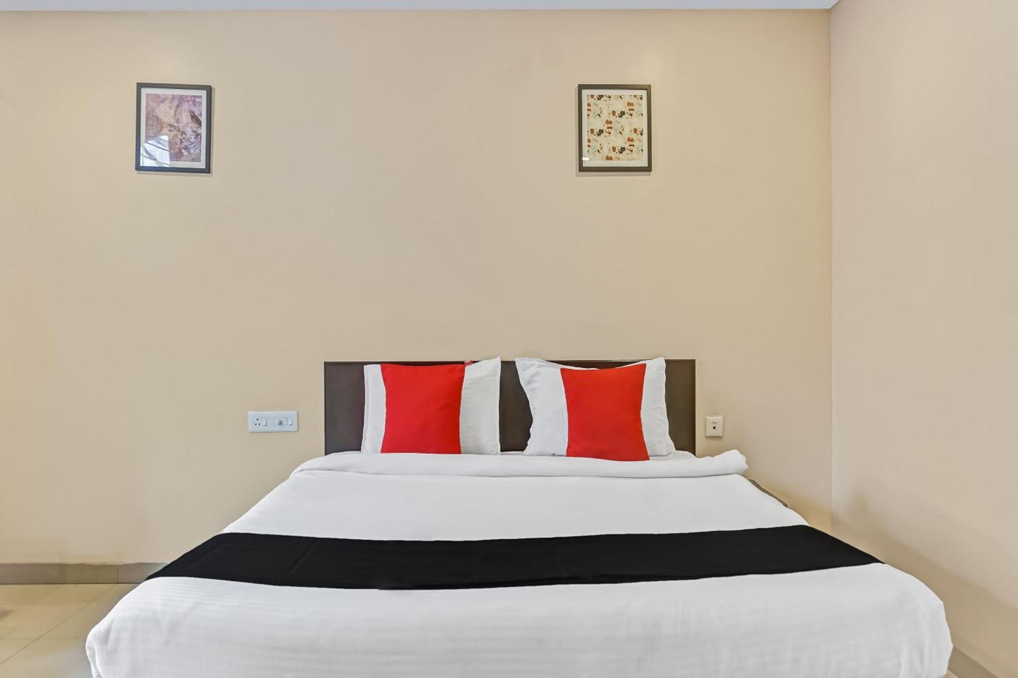 Hotel O Log Inn Plaza Near Eon It Park Pune Esterno foto