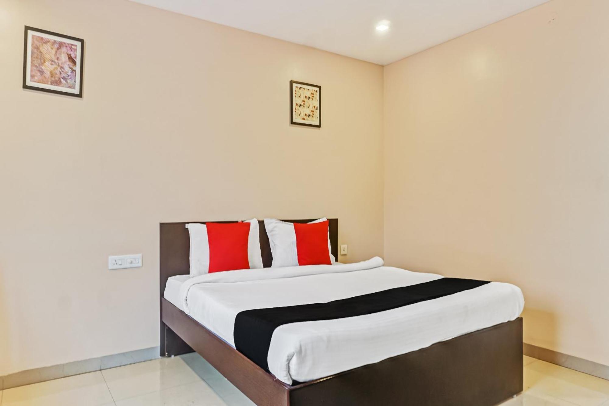 Hotel O Log Inn Plaza Near Eon It Park Pune Esterno foto